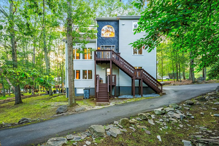Room 4, Forest Retreat Hot Tub-fire Pit-pool Table, Monroe