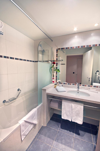 Bathroom 3, Fraser Suites Harmonie Paris La Defense, Hauts-de-Seine