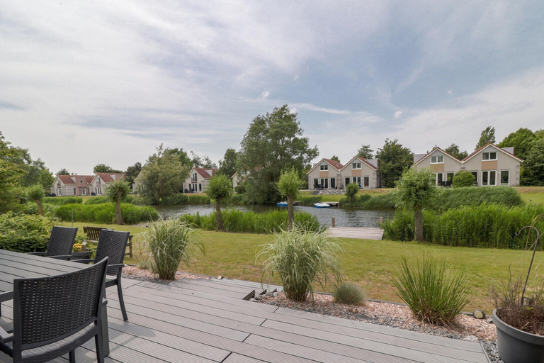 Balcony 5, Waterfront Makkum Bungalow With Jetty, Wûnseradiel