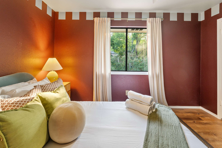 Room 4, Cowboy Cove Pool - Hot Tub - Arcade - Games, Williamson
