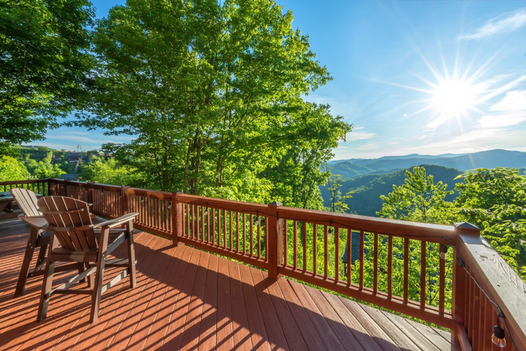 Room 3, The Skybox - Voted 1 Cabin in Asheville, Madison