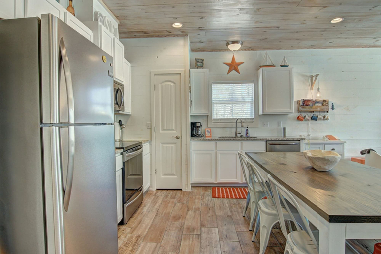 Room 4, Beach Please- Family Friendly Community Pool, Nueces