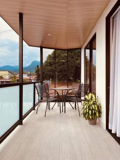 Outdoor dining, Casa Macaw, San Ramón