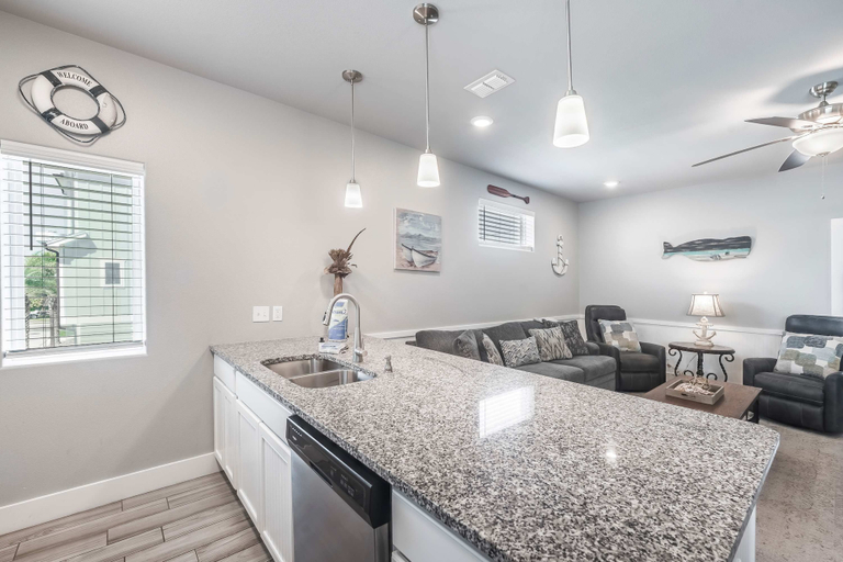 Room 2, Spacious Townhouse Walk to Beach Resort Pool, Nueces