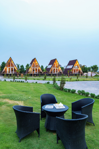 Outdoor dining 4, Alaya Stays Malik Farms Wooden Cottages, Faridabad