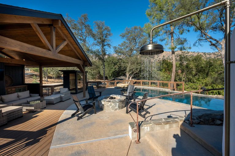 Room 3, Prime Sequoia Stay Pool Hot Tub Sauna Views, Tulare