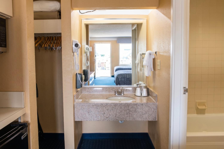 Bathroom 3, Hatteras Island Inn, Dare