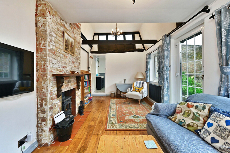 Living room 5, Welcoming Cottage in Kent Village, Kent