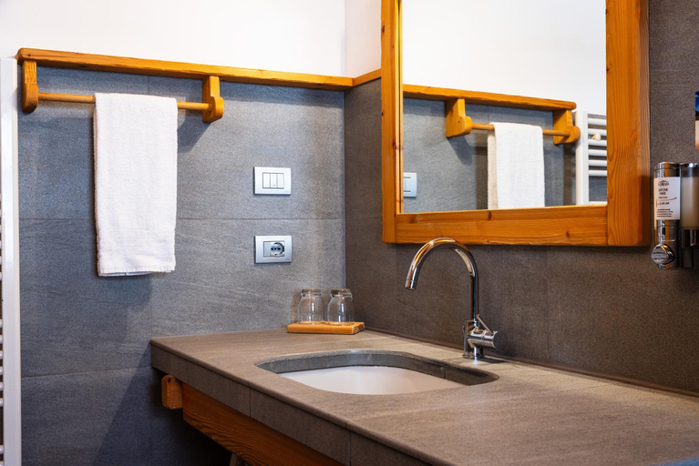 Bathroom 3, La Fiorida Agri Relais, Sondrio