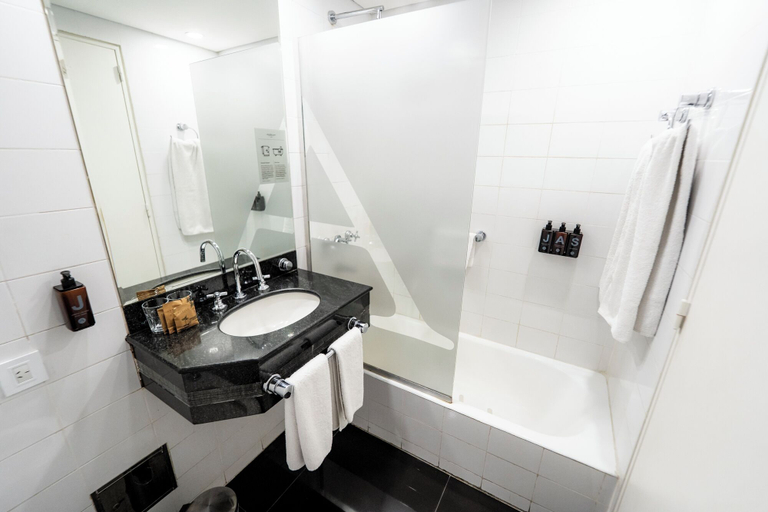Bathroom 5, Amerian Cordoba, Capital