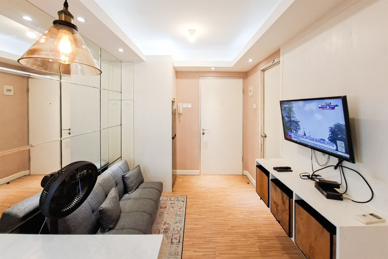 Living room 4, Luminous Modern 2Br At Apartment Green Bay Pluit, North Jakarta