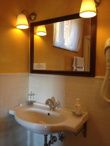Bathroom 3, Torraccia di Chiusi, Siena