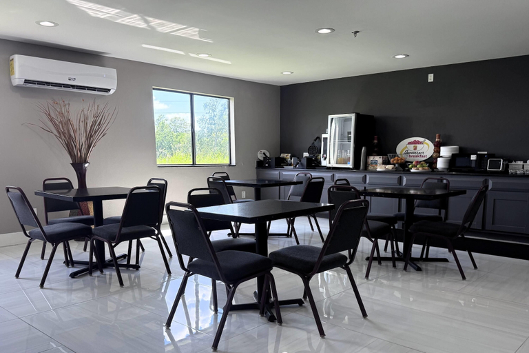 Food & Drinks 5, Super 8 by Wyndham Clinton/Jackson West, Hinds