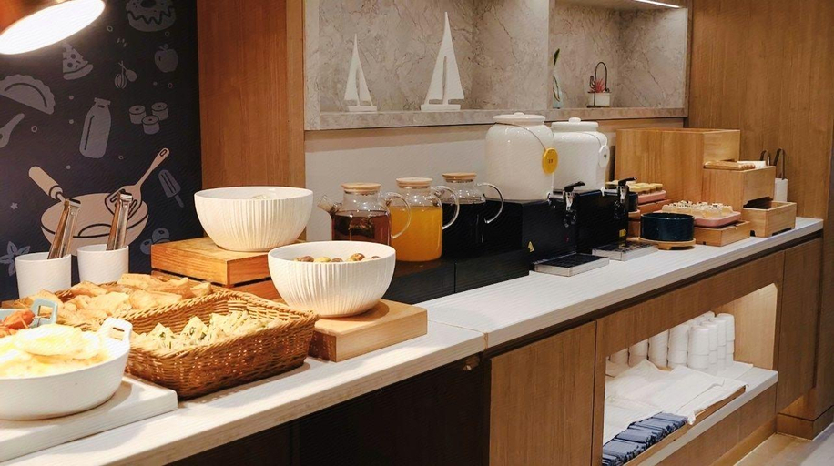 Food & Drinks 5, Hanting Hotel Qingdao Badaguan Taipingjiao Park Metro Station, Qingdao