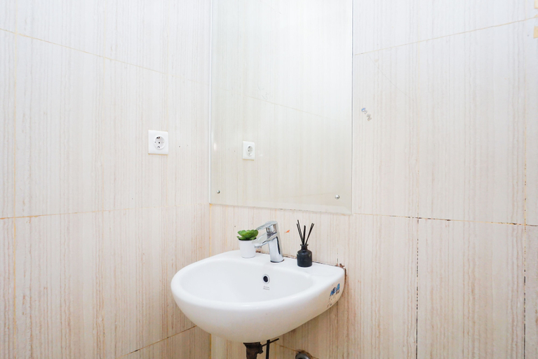 Bathroom 5, Homey And Minimalist Studio Room At Apartment Sentul Tower, Bogor