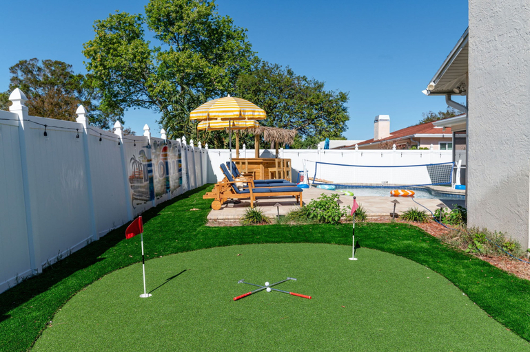 Room 3, Paradise Htd Pool Tiki Bar Hot Tub Games, Pinellas