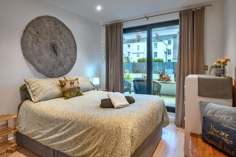 Room 2, Stylish City Apartment With Terrace, Plymouth