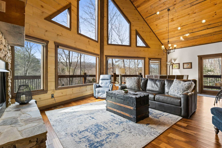 Room 2, Blue Ridge Cabin Stunning Views Hot Tub Game Room, Fannin