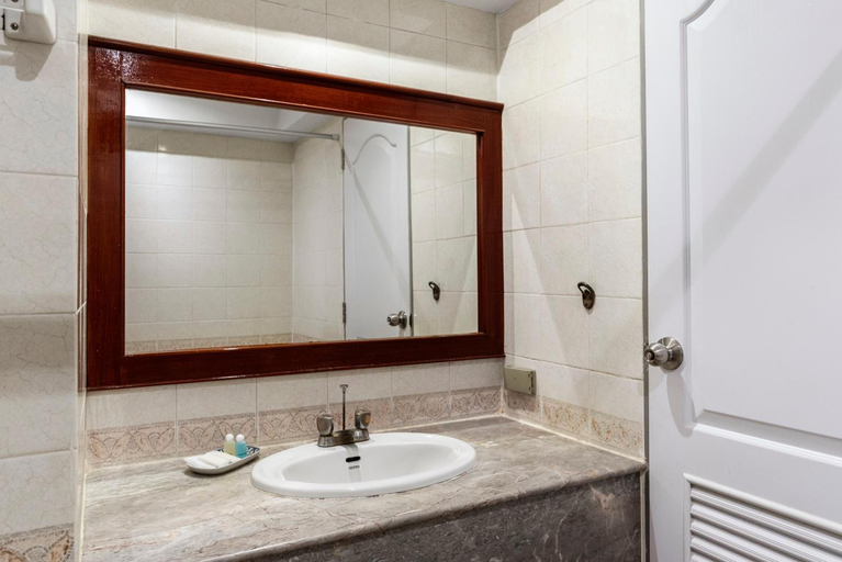 Bathroom 3, Ayothaya Riverside Hotel, Phra Nakhon Si Ayutthaya