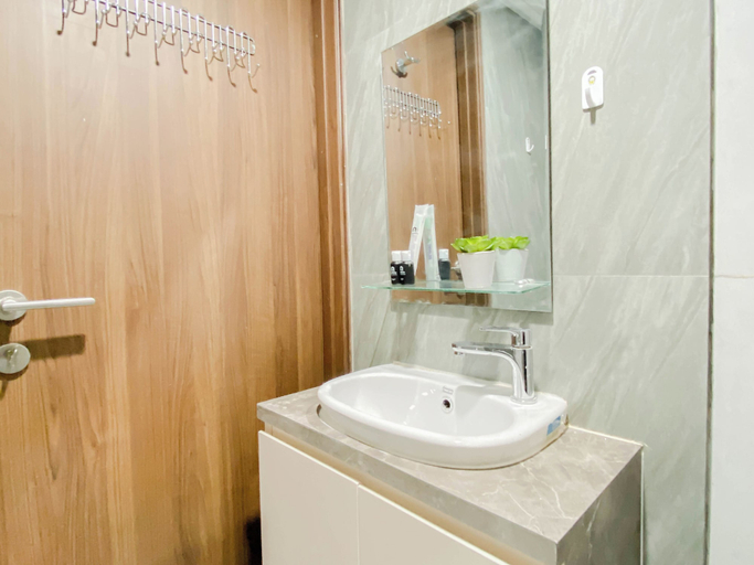 Bathroom 5, Calming Studio Room At Apartment Lrt City Sentul - Royal Sentul Park, Bogor