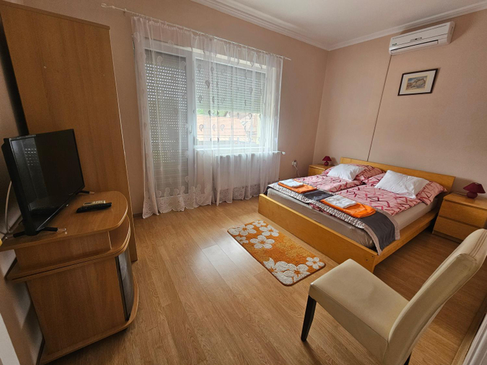 Bedroom 4, Party Vendeghaz, Hajdúszoboszló