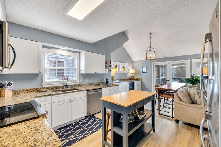 Room 5, Sleeps 24 Waterfront Dock Golf Cart Walk to Beach, Georgetown