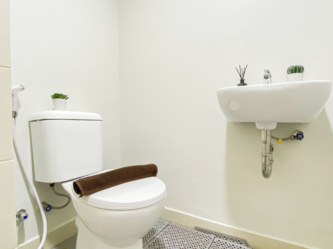 Bathroom 4, Bright And Cozy Studio Room At Apartment Meikarta District 2, Cikarang