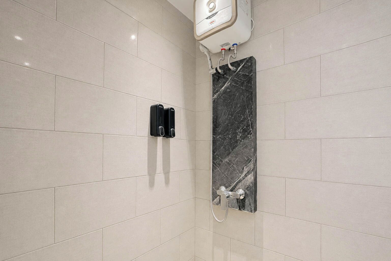 Bathroom 4, Cityscape Studio At Apartment Benson Supermall Mansion, Surabaya