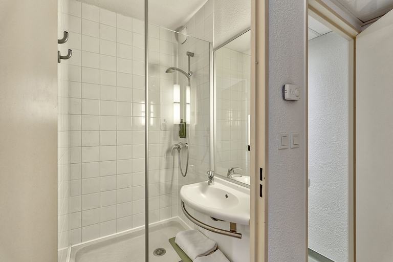 Bathroom 4, B&B HOTEL Montlucon Saint-Victor, Allier
