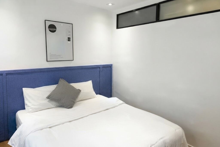Room 4, celine 16, Paris