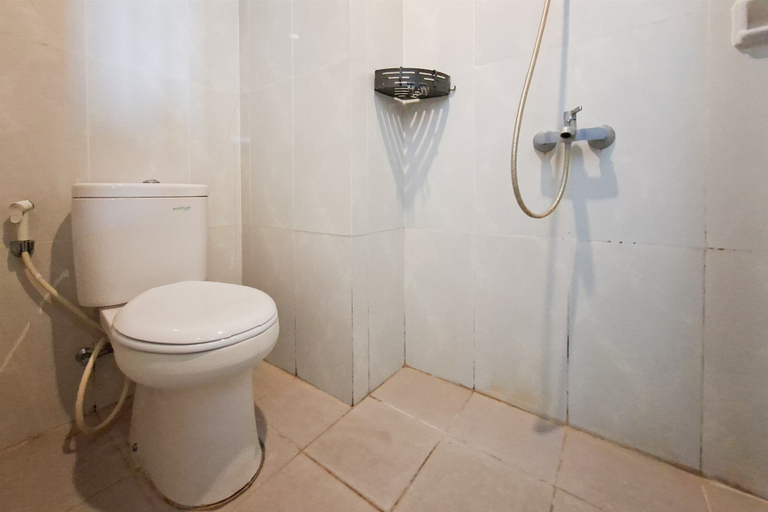 Bathroom 2, Comfortable And Modern Studio Room At Serpong Garden Apartment, Tangerang