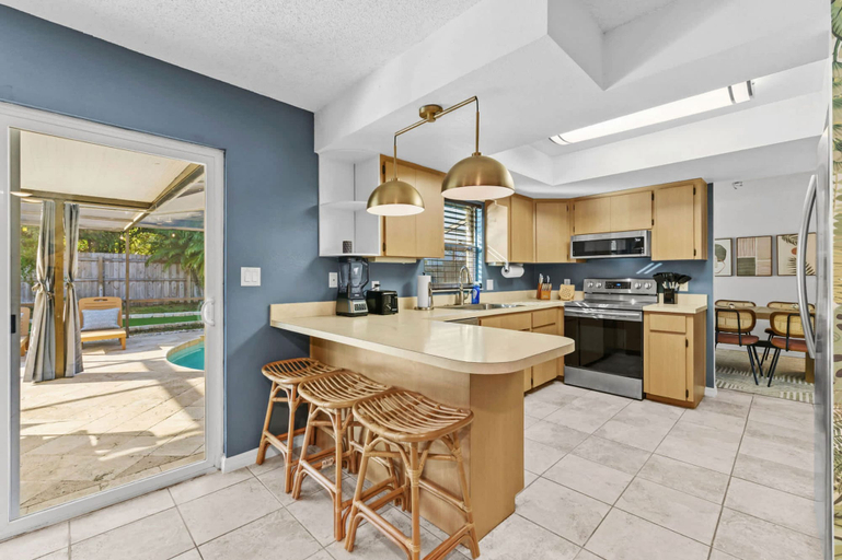 Room 3, Pool Fire Pit Retreat Sleeps 14 - BBQ Grill, Pinellas