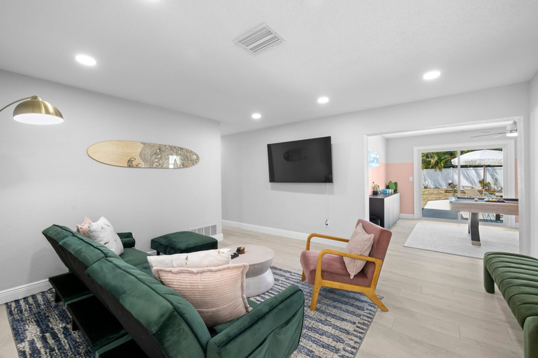 Room 5, Sand Volleyball Pool Hot Tub 4BR Seminole FL, Pinellas