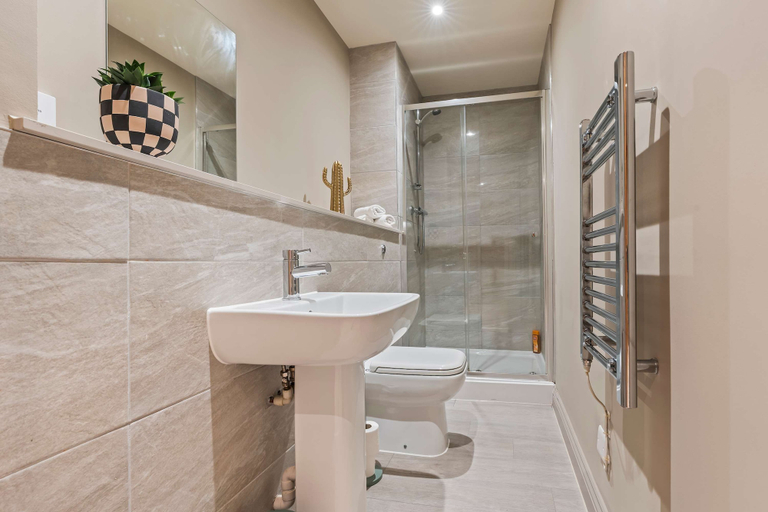 Room 3, Hartley Hill Gem - Modern Apartment Near Leeds Centre, Leeds