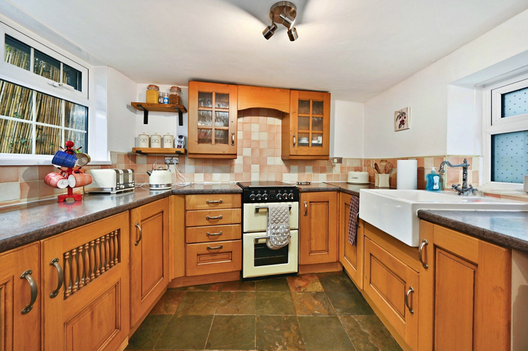Private kitchen 2, Welcoming Cottage in Kent Village, Kent