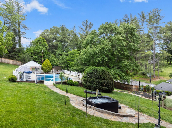 Room 2, Wild West Pool Sportcourt Hot Tub Fire Pit, Buncombe