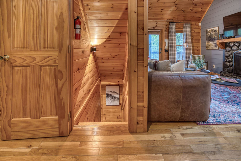 Room 3, Blue Ridge Treehouse Escape Views Hot Tub, Fannin
