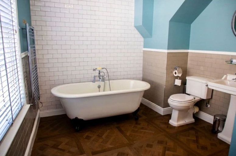 Bathroom 3, The Crown & Thistle, Abingdon, Oxfordshire – Acorn Pubs, Oxfordshire