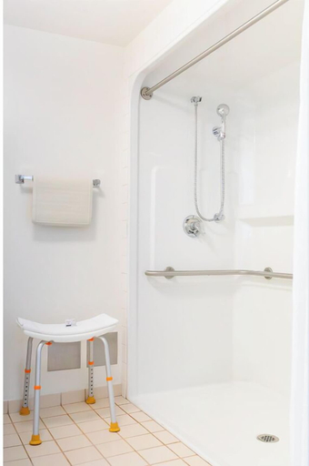 Bathroom 4, Ramada by Wyndham Surrey/Langley, Greater Vancouver