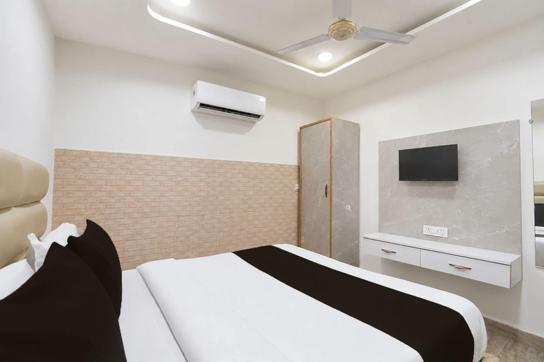 Room 5, Deluxe Hotel Hm Crystal, Sahibzada Ajit Singh Nagar