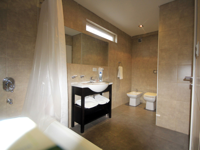 Bathroom 4, Hotel Neu 354, Confluencia