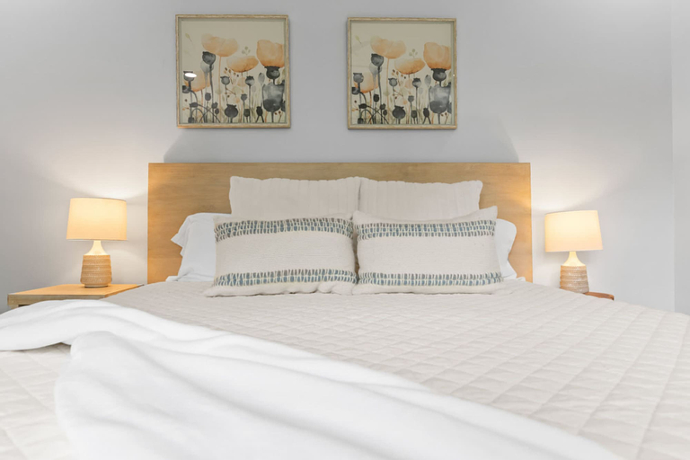 Room 2, 12 Min to Downtown Sleeps 12 Hot Tub Fire Pit, Fannin