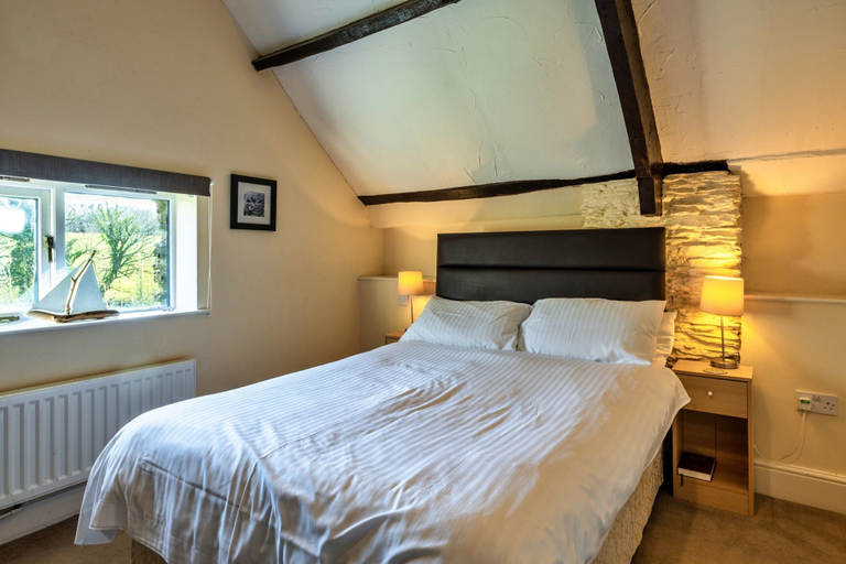 Room 4, Charming Country Cottage Near Bath, Devon