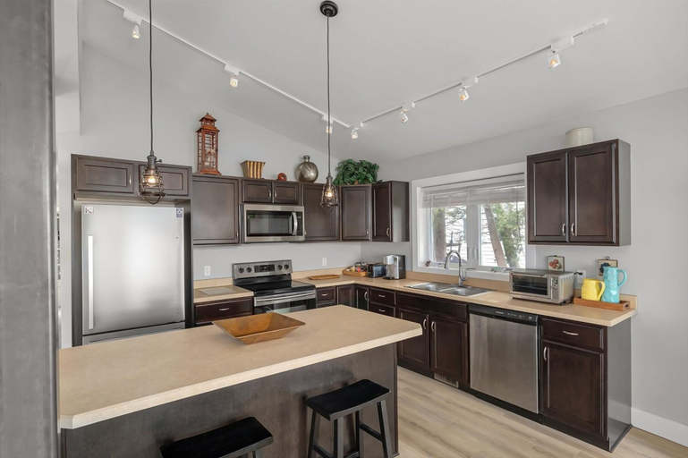 Room 5, Gorgeous Lakefront Home w Private Beach Views, Chittenden