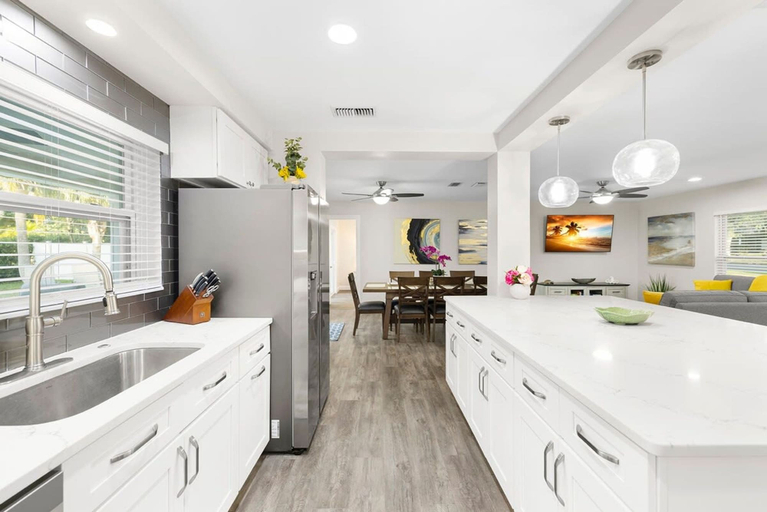 Room 3, 10 Mins to Beach-heated Pool Ping Pong Pool Table, Pinellas