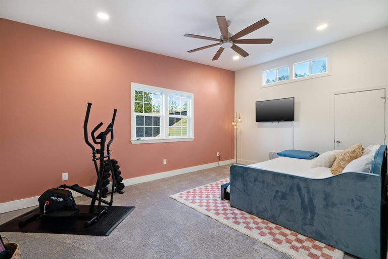 Room 2, 5BR Hot tub Pool Table Mins to Beale, Shelby