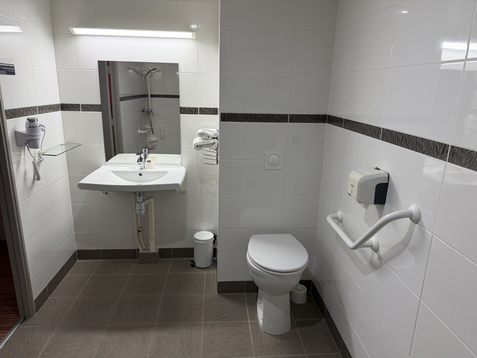 Bathroom 3, Hotel Goodwood, Calvados