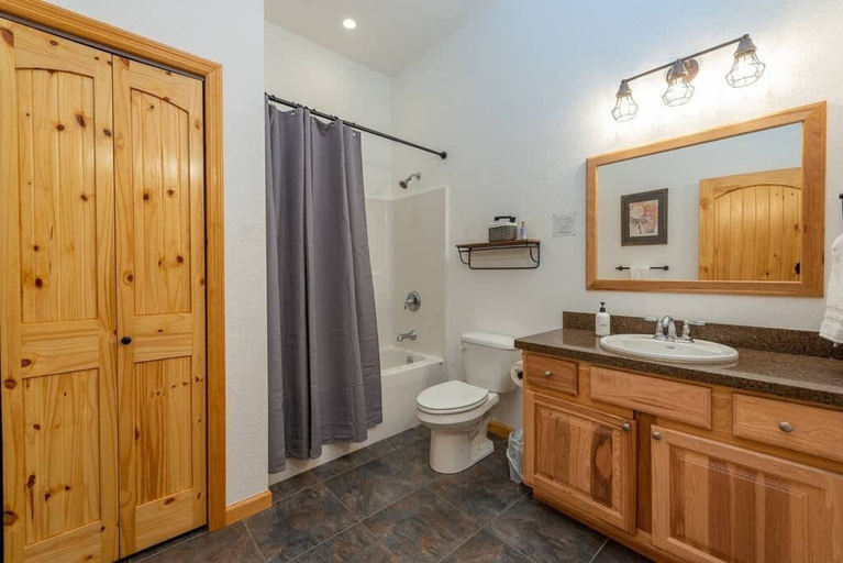 Room 5, 18 Hole Golf - Views For Miles - Hot Tub - Theater, Madison