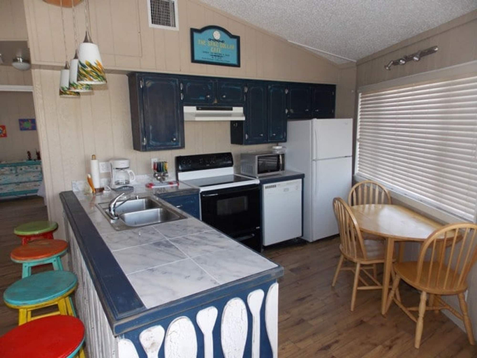 Room 4, Beach Shak- Pool View Private Apartment, Nueces