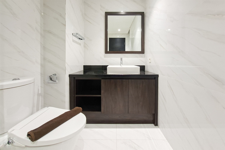 Bathroom 4, Elegant 1Br Apartment At Branz Bsd City, South Tangerang